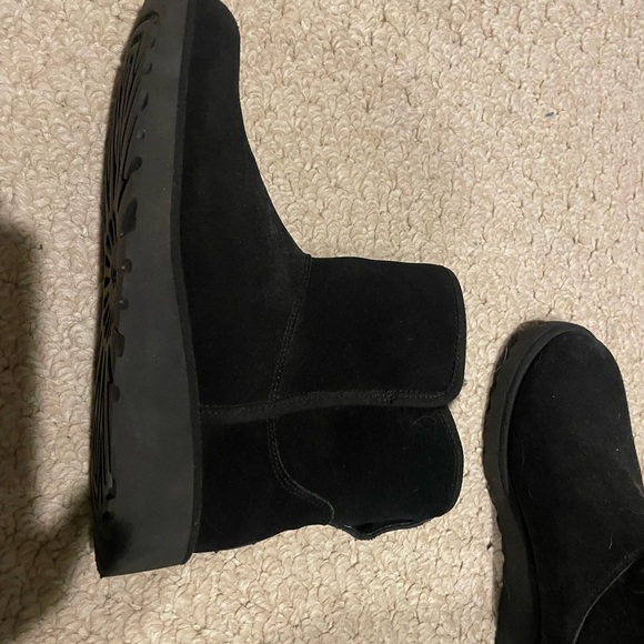 Black UGG Cory II Boot size 7 suede winter boot slight wedge. Worn 1-2x like new - Picture 4 of 7